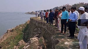 ফরিদপুরে পদ্মায় বালু তোলায় ভাঙনের মুখে ৭ গ্রাম
