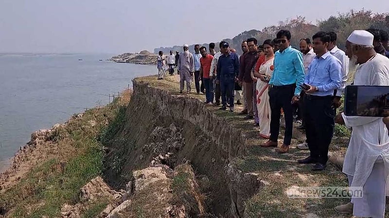 ফরিদপুরে পদ্মায় বালু তোলায় ভাঙনের মুখে ৭ গ্রাম