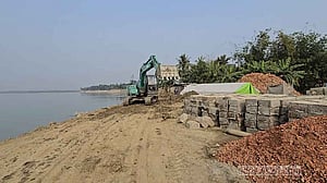 মধুমতিতে চলছে বাঁধ নির্মাণের কাজ, নদীপাড়ে উচ্ছ্বাস