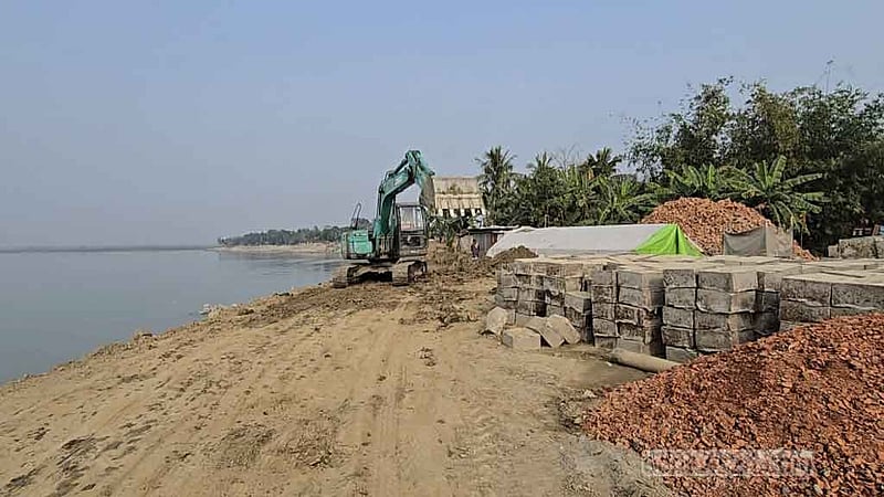 মধুমতিতে চলছে বাঁধ নির্মাণের কাজ, নদীপাড়ে উচ্ছ্বাস