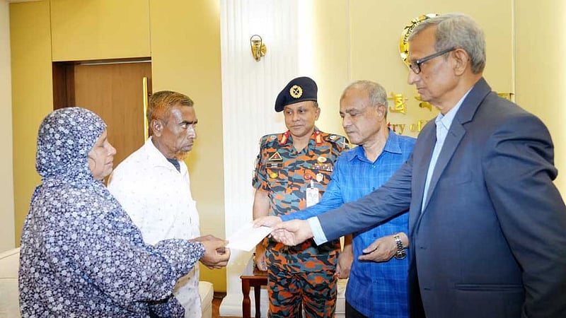 আরো ৫ লাখ টাকা সহায়তা পেল ফায়ারফাইটার নয়নের পরিবার