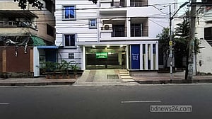 লন্ডন যাত্রা বাতিল হওয়া বিমানের যাত্রীদের হোটেল নিয়ে অসন্তোষ