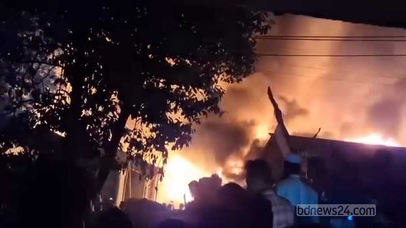 গাজীপুরে আগুনে পুড়ল ১০টি ঝুট গুদাম, তিনটি দোকান