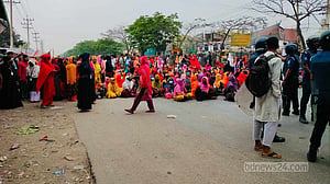 ঈদের ছুটি বৃদ্ধির দাবিতে গাজীপুরে শ্রমিকদের মহাসড়ক অবরোধ