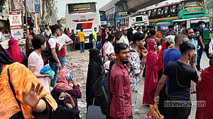ঈদযাত্রা: গাজীপুরে গাড়ির চাপ, মানুষের ঢলে সিট পেতে ভোগান্তি