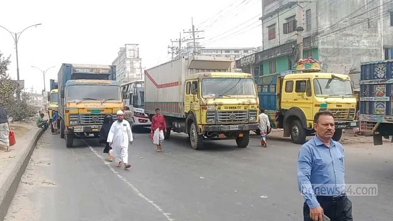ঈদ বোনাসসহ ১৪ দাবিতে গাজীপুরে মহাসড়ক অবরোধ শ্রমিকদের