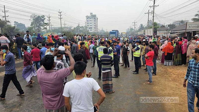 গাজীপুরে কারখানা কর্মীকে মারধরের বিচারসহ ১২ দাবিতে দেড় ঘণ্টা মহাসড়ক অবরোধ