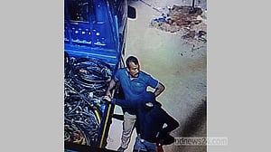 গাজীপুরে কারখানায় ডাকাতি, লাখ টাকার মালামাল লুট