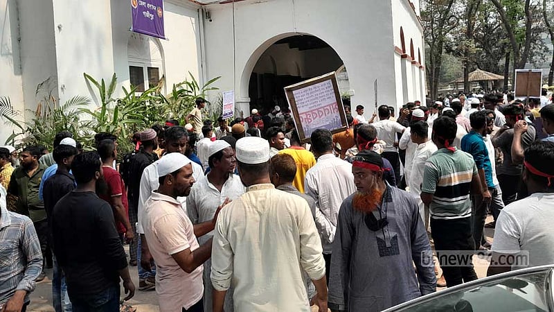 ট্রাক স্ট্যান্ডের জমির দাবিতে গাজীপুরে চালকদের বিক্ষোভ