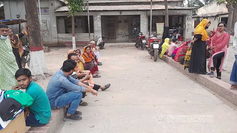 বেতন-বোনাস না দিয়ে কারখানায় তালা, শ্রমিকদের অবস্থান ধর্মঘট