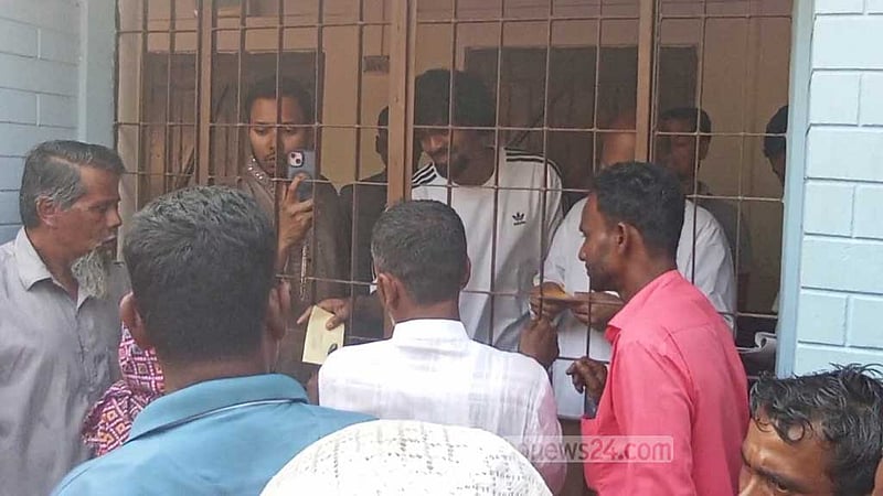 দরিদ্রদের মাঝে হামজা চৌধুরীর ১০ লাখ টাকা ‘ঈদ উপহার’