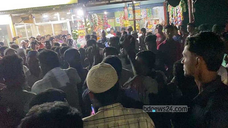 হাতিয়ায় অবৈধ বালু ব্যবসায়ীদের বিরুদ্ধে মানববন্ধনে হামলা