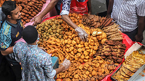 ইফতারি কালচে বা গাঢ় বাদামি করে ভাজলে যা হয়