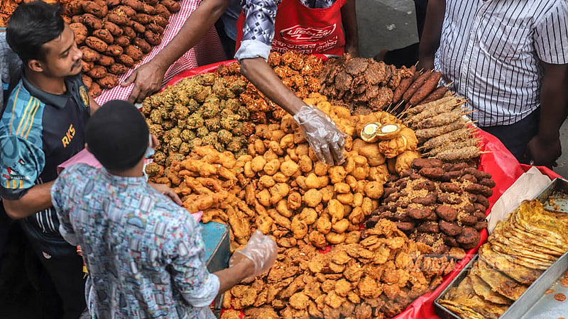 ইফতারি কালচে বা গাঢ় বাদামি করে ভাজলে যা হয়