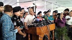 'গুঞ্জন' উড়িয়ে উপদেষ্টা বললেন, 'নিরাপত্তার অভাব নেই'
