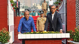 রাজারবাগ পুলিশ স্মৃতিসৌধে স্বরাষ্ট্র উপদেষ্টার শ্রদ্ধা