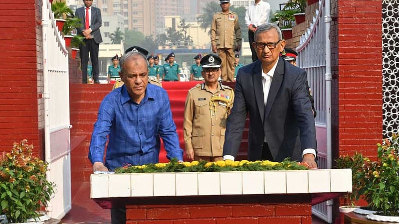 রাজারবাগ পুলিশ স্মৃতিসৌধে স্বরাষ্ট্র উপদেষ্টার শ্রদ্ধা
