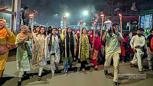 ধর্ষকের বিচারের দাবিতে তাঁতীবাজার মোড় আটকে জবি শিক্ষার্থীদের বিক্ষোভ