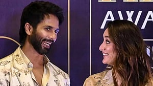 হাসি কথা এবং আলিঙ্গন, বিচ্ছেদের ব্যথা ভুলে কারিনা শাহিদ কাছাকাছি