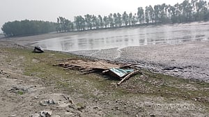 খুলনায় খাল দখলে মরিয়া দুই পক্ষ, স্থানীয়রা শঙ্কিত