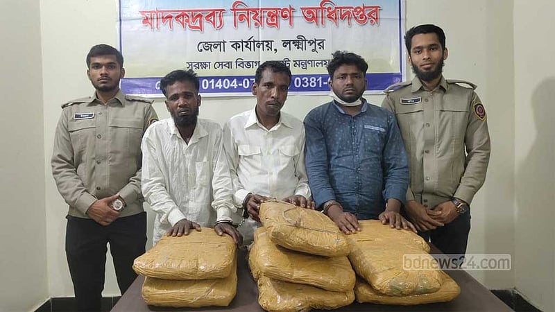 লক্ষ্মীপুরে অটোরিকশা থামিয়ে গাঁজাসহ আটক ৩