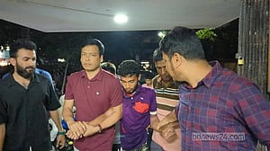 লক্ষ্মীপুরে প্রতিমা ভাঙচুরে জড়িত যুবককে পুলিশে দিলেন বাবা