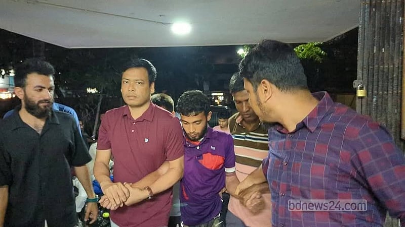 লক্ষ্মীপুরে প্রতিমা ভাঙচুরে জড়িত যুবককে পুলিশে দিলেন বাবা