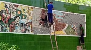 লালমনিরহাটে ‘ঢেকে রাখা’ মুক্তিযুদ্ধের সেই ম্যুরাল ভাঙল প্রশাসন