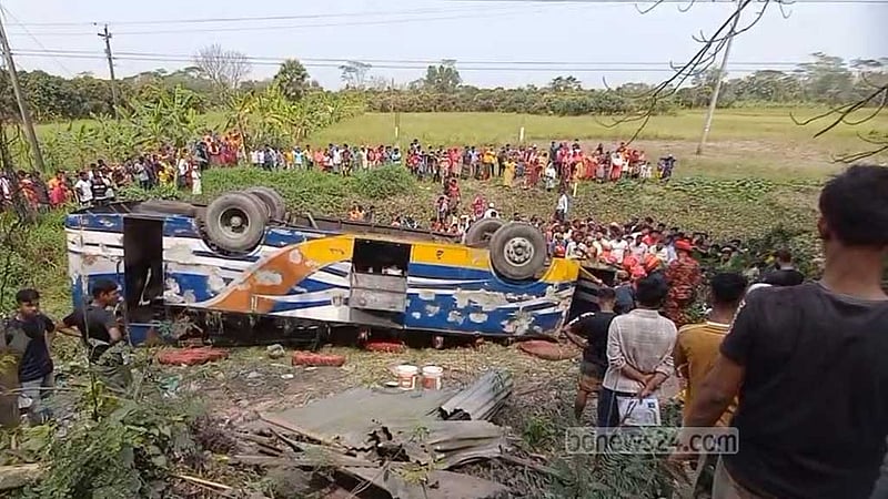 মাদারীপুরে ট্রাকের ধাক্কায় বাস খাদে পড়ে নারীর মৃত্যু, আহত ১০