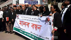 মাগুরায় মানববন্ধন: ‘ধর্ষকদের কোনো আইনি সহায়তা নয়’