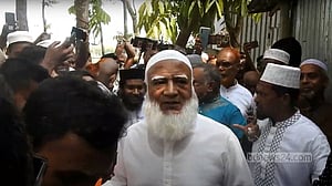 মাগুরায় শিশুটির বাড়িতে জামায়াতের আমির, পাকা বাড়ি করে দেওয়ার আশ্বাস