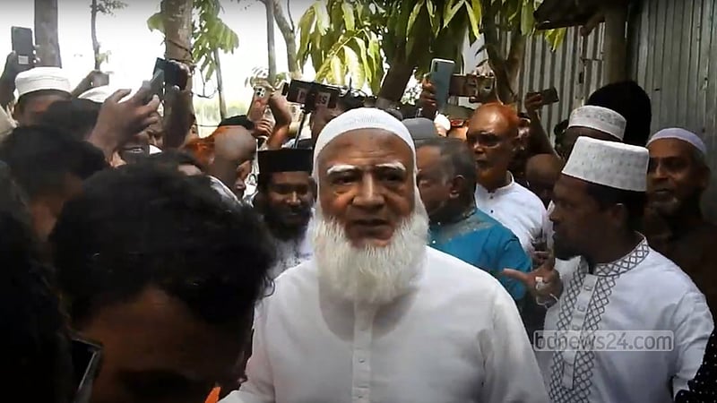 মাগুরায় শিশুটির বাড়িতে জামায়াতের আমির, পাকা বাড়ি করে দেওয়ার আশ্বাস