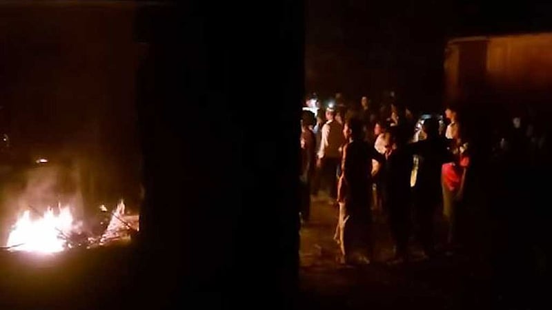 মাগুরার সেই শিশুটির ‘ধর্ষকের’ বাড়িতে অগ্নিসংযোগ, মহাসড়কে বিক্ষোভ