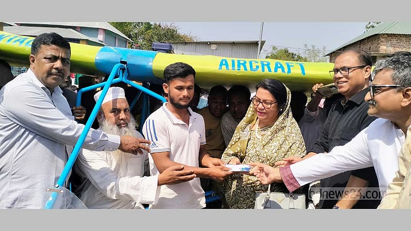 উড়োজাহাজ তৈরি করা জুলহাসের পাশে তারেক রহমান