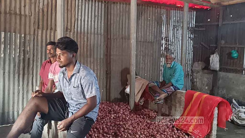 লোকসানে মানিকগঞ্জের পেঁয়াজ চাষিরা, নেই ঈদ আনন্দ