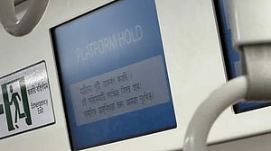 যান্ত্রিক ত্রুটিতে ৩০ মিনিট বন্ধ মেট্রো