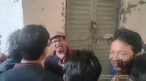 শিক্ষার্থীদের হাতে আটকের দুই ঘণ্টা পর ছাড়া পেলেন জবি শিক্ষক
