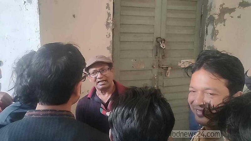 শিক্ষার্থীদের হাতে আটকের দুই ঘণ্টা পর ছাড়া পেলেন জবি শিক্ষক