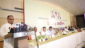 কোন ব্যবসায়ীর হেলিকপ্টারে কে বেড়াতে যায়, লেখা হচ্ছে না: মির্জা আব্বাস
