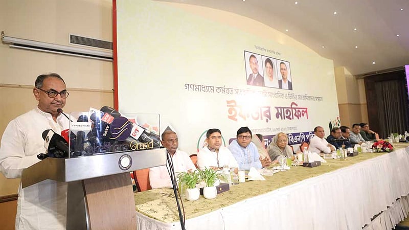 কোন ব্যবসায়ীর হেলিকপ্টারে কে বেড়াতে যায়, লেখা হচ্ছে না: মির্জা আব্বাস