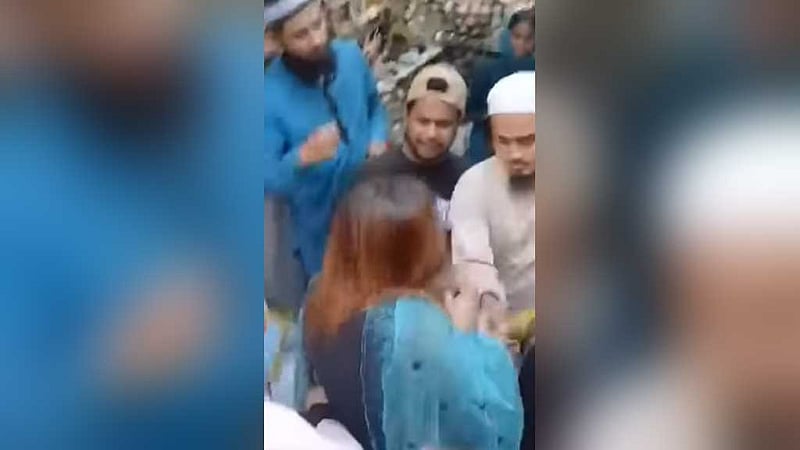 মিরপুরে জুতা কিনতে গিয়ে নারী হেনস্তার ঘটনায় গ্রেপ্তার ২