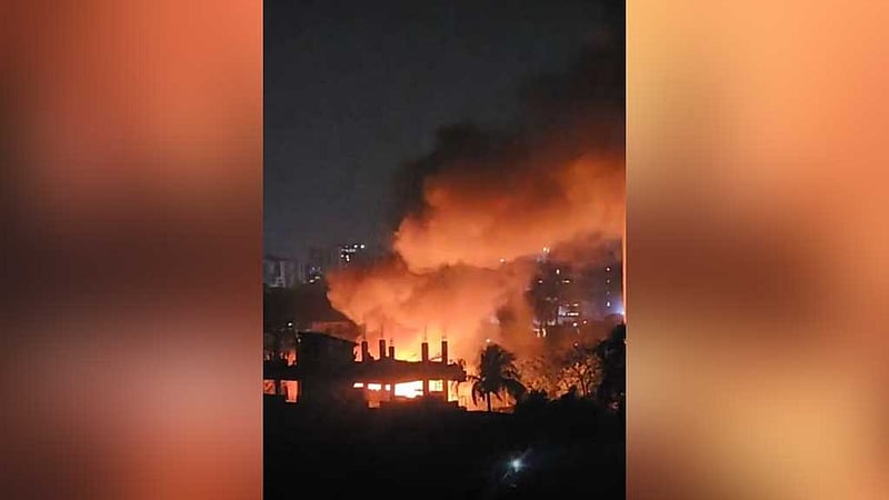 গভীর রাতের আগুনে পুড়ল সাত তলা বস্তি