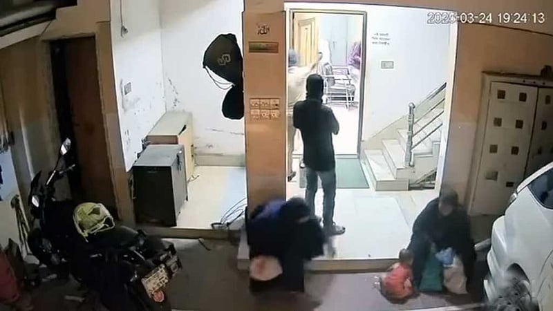 বাসায় ঢুকে চাঁদার দাবিতে গুলি করে শান্ত ভঙ্গিতে বেরিয়ে গেল দুই তরুণ