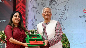 স্বাধীনতা পুরস্কার দিলেন প্রধান উপদেষ্টা