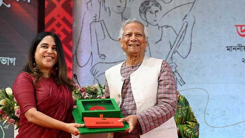 স্বাধীনতা পুরস্কার দিলেন প্রধান উপদেষ্টা