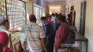 মুন্সীগঞ্জে ছিনতাইকারী সন্দেহে মাইক্রোবাস আটকে ৩ জনকে পিটুনি