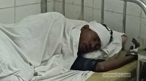 নওগাঁয় পুলিশের ধাওয়া খেয়ে ট্রাক উল্টে ডাকাত নিহত