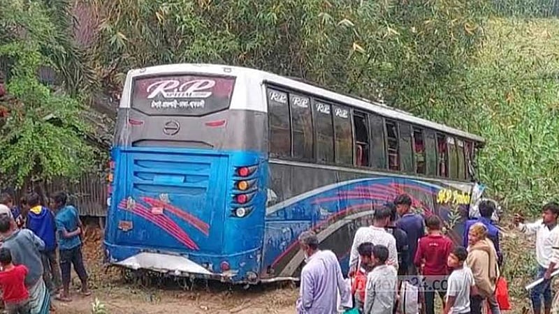 নাটোরে ট্রাকের সঙ্গে সংঘর্ষে বাস খাদে, সেনা সদস্যের মৃত্যু