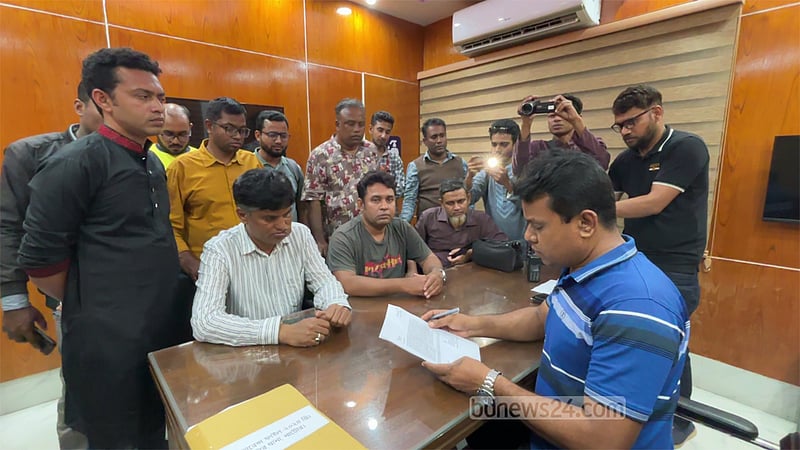 নাটোরে সাংবাদিকদের উপর হামলা: এসপির বিরুদ্ধে থানায় অভিযোগ