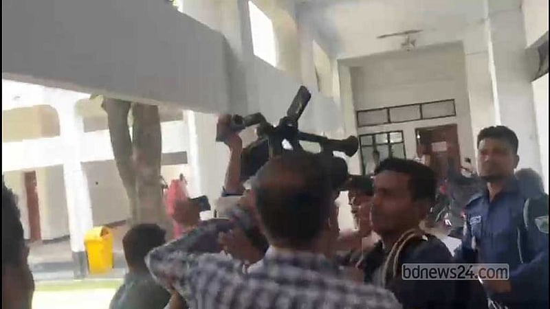 ছবি তোলায় সাংবাদিকদের উপর হামলা চালালেন গ্রেপ্তার এসপি